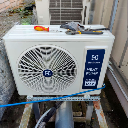 Сплит-система Electrolux кассетного типа EACC-18H/UP4-DC/N8